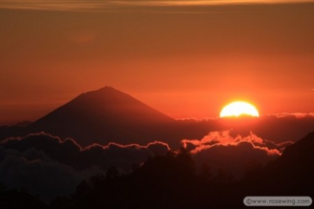 Gunung-Agung-Volcano-Bali.-View-from-Rinjani-Volcano-Lombok.-465x310