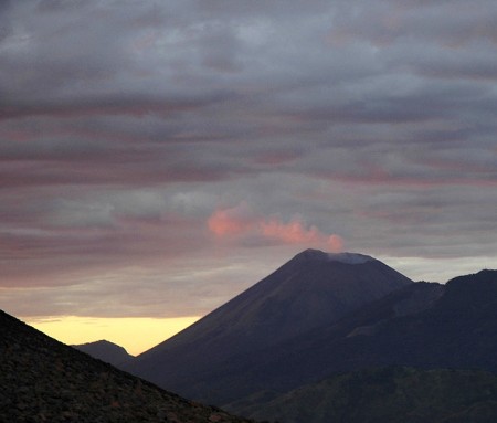 San Cristóbal Volcano steaming at sunset (Leonid Plotkin) San Cristóbal Volcano steaming at sunset (Leonid Plotkin)