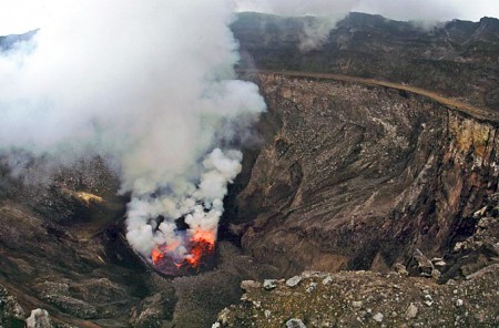 The inner pit with the new lava lake formed after the 2002 lateral eruption (Marc Caillet)